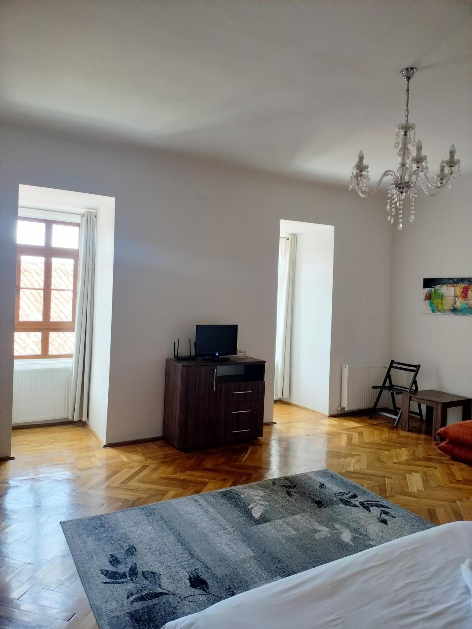 Отель Casa Sforii Брашов Экстерьер фото